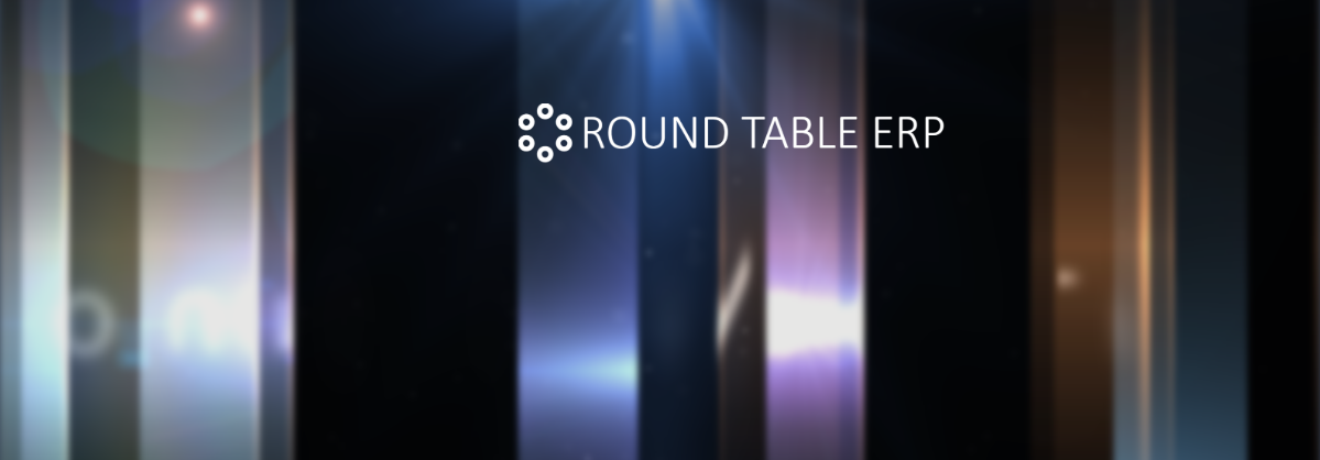 Logotypen "ROUND TABLE ERP" på en bakgrund med vertikala, färgade ljusstrålar.