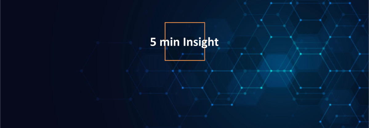 Mörkblå bakgrund med hexagonmönster och vit text i mitten: "5 min Insight" inuti en orange ram.