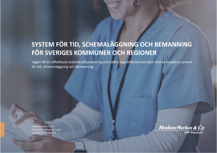 Kvinna i vårdkläder med text om system för tid, schemaläggning och bemanning för kommuner och regioner.