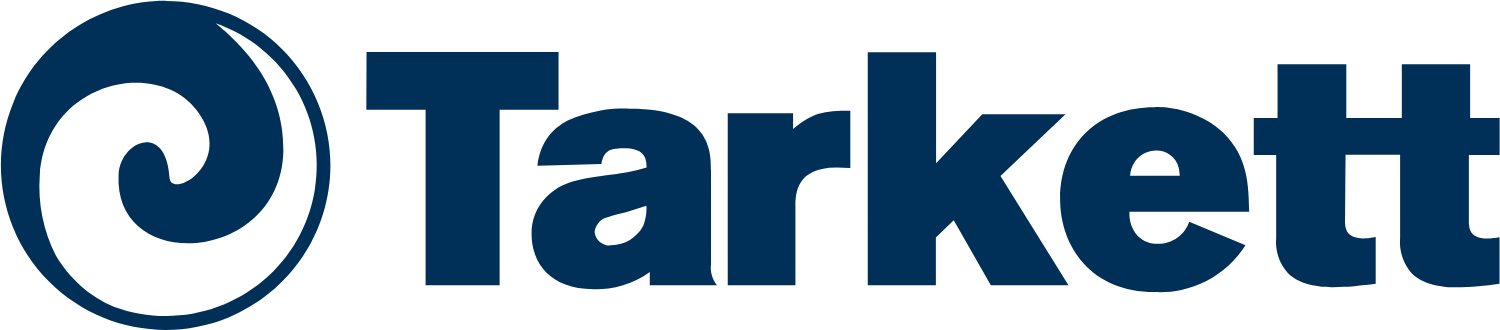 Tarkett-logotyp med blå text och en snirklig cirkel till vänster om företagsnamnet.