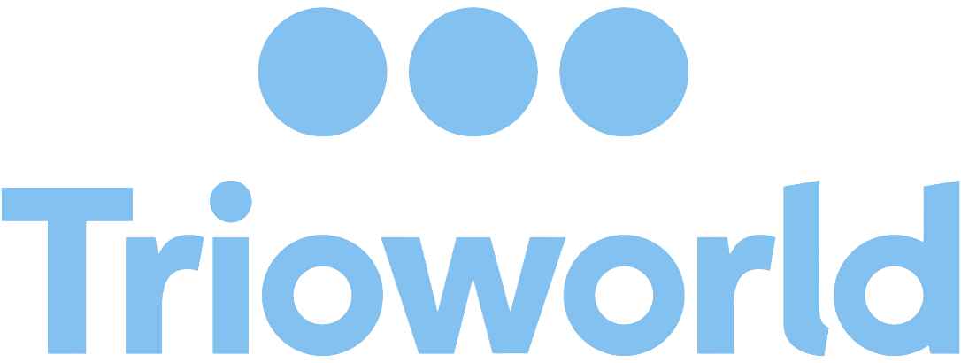 Trioworlds logotyp i ljusblått med tre cirklar ovanför texten "Trioworld" på vit bakgrund.